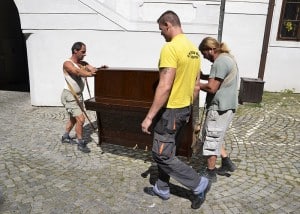 carrying Piano